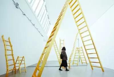 运维人员正在攀爬检修梯子