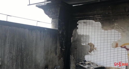 小男孩玩火引发火灾