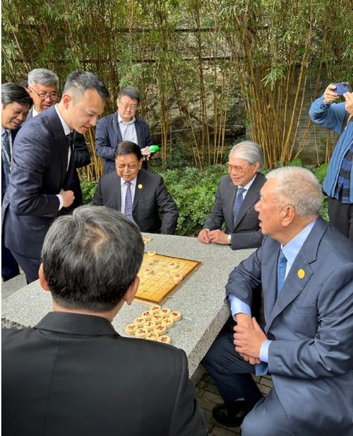 老艺术家们参加活动的照片