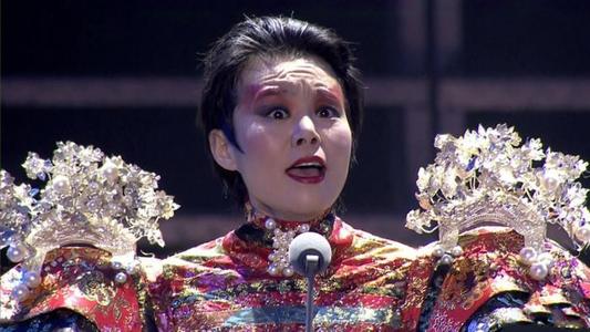 龚琳娜和孩子们在一起