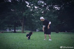 爸爸假装打女儿，女儿反应超有趣！