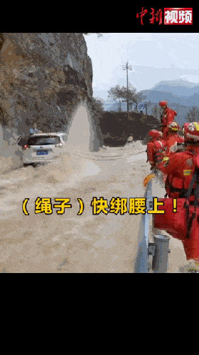 惊心！女子与小孩被洪水冲走失联，警方全力搜救