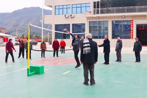 老年人在老年活动中心乘凉