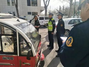 警察严肃执法的照片