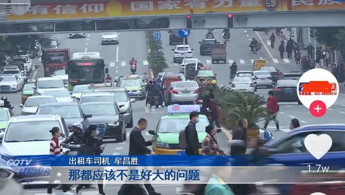 老人在街头乘凉无处可去