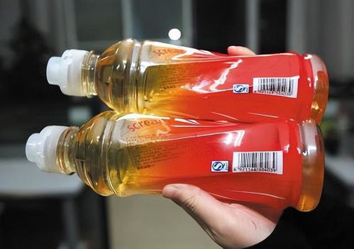 手拿红色尖叫饮料特写