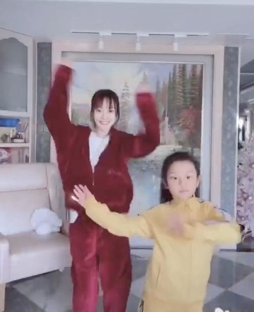 甜馨晒童年与李小璐合照：对妈妈满满的维护之心