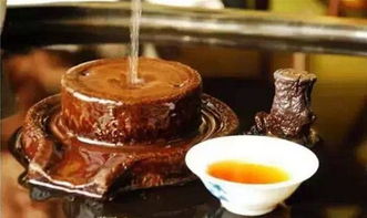 一个人安静喝茶的场景