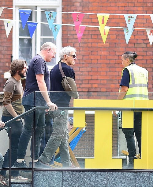 严肃交谈的人们