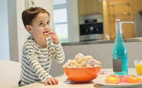 小孩肚子大？别急着怪吃得多！