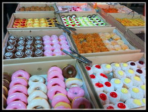 这是用颜料制作出来的彩色面点