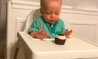 爸爸沉浸在悲伤中