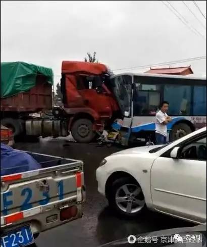 一辆正在拉货的公交车