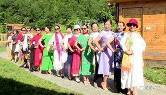 当地居民热情欢迎游客