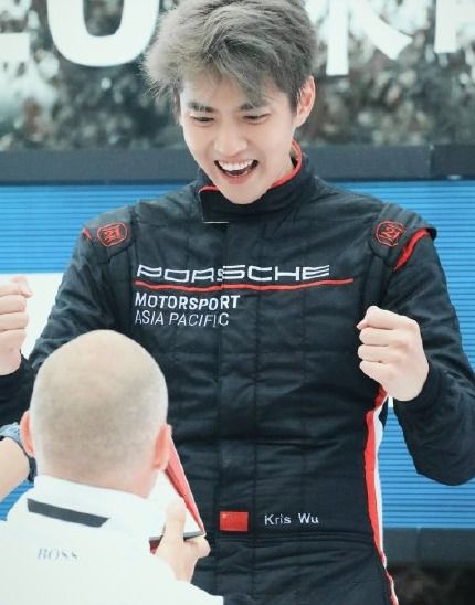 张继科手捧奖杯笑容灿烂