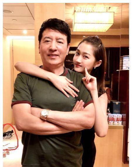 鹿晗摘戒指背后的故事，是他和关晓彤爱情的信号吗？