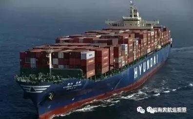 海上航行的货轮