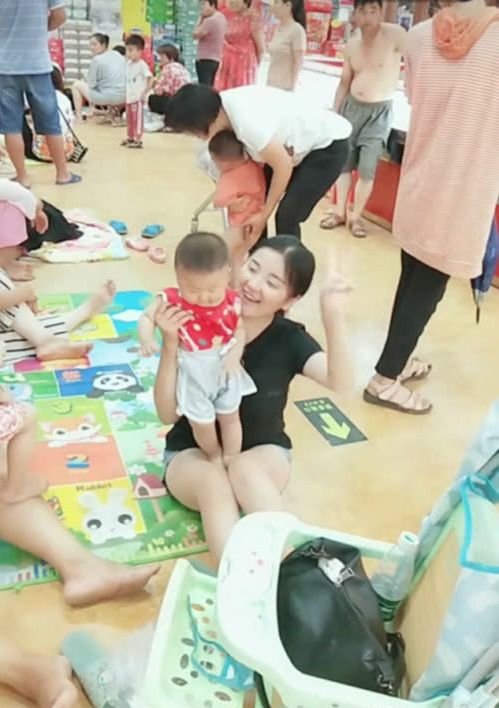 城市里为啥冒出这么多'蹭凉族'?真相令人深思