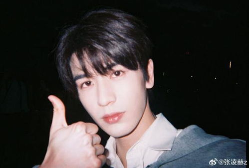 张凌赫手部肤色引发热议，与赵今麦腿部肤色对比成焦点