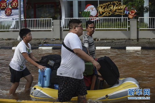 人们正在转移物资应对台风