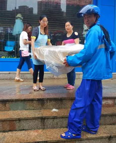 女骑手回应将女儿装外卖箱送外卖：背后真相令人震惊！