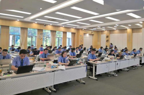 法庭辩论场景图