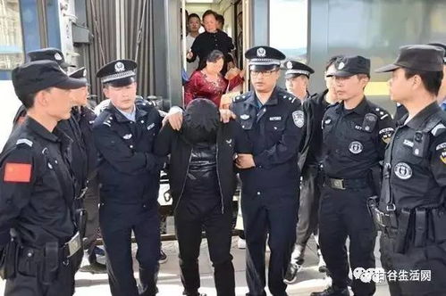 嫌疑人被警方押解