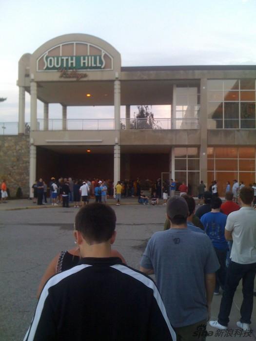 顾客排队等待购买华为Pura 80标准版手机