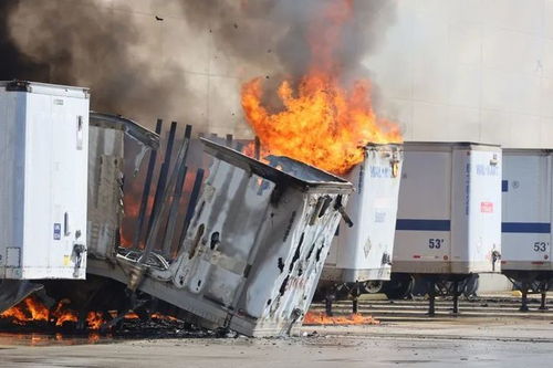 被烧毁的货车和库房