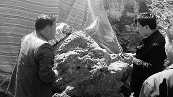专家研究巨石