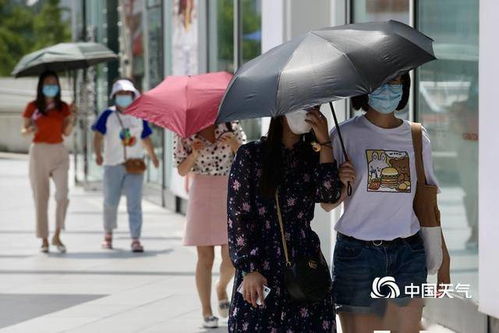 北京街头行人都打着遮阳伞