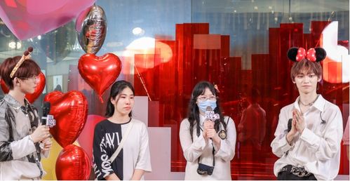 梓渝微笑着与粉丝握手合影