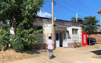 村民使用旱厕场景