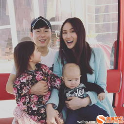 女儿俏皮的表情