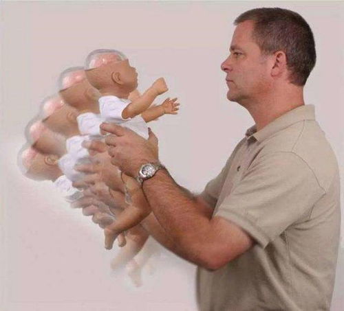 爷爷酒后抱孙子险些失手，奶奶怒斥引众人关注