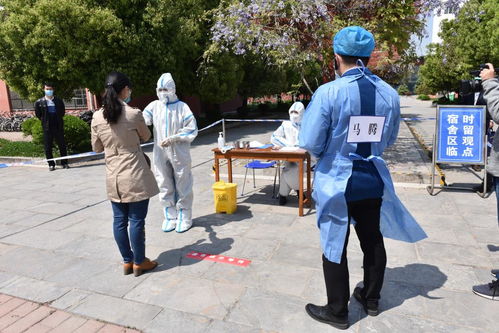 相关人员讨论场景