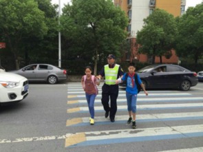 学校大门前的情景