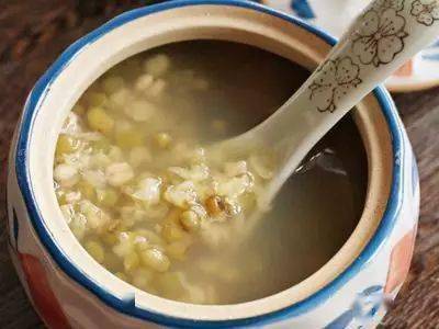 一杯冒着热气的绿豆汤
