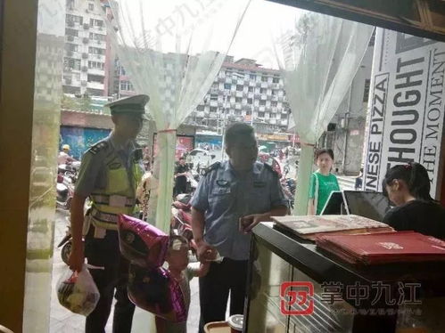 志愿者们看望被遗弃的孩子