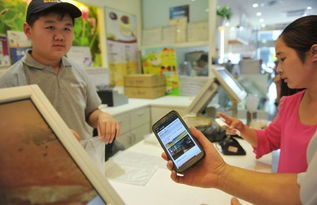 顾客在面包新语门口询问