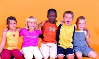 不同肤色的人们团结在一起