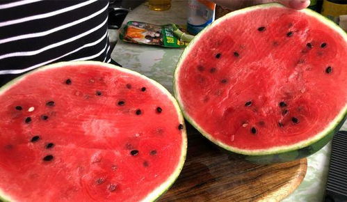新鲜切开的红瓤西瓜