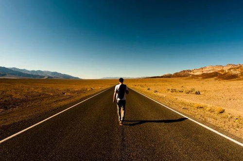 一个人孤独地走在雨中