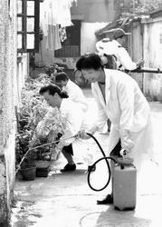居民喷洒灭蚊药水