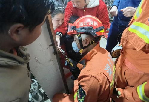 消防员成功救援14岁女孩