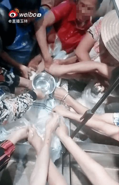 山东某地惊现多人哄抢掉落的大蒜，背后真相令人深思