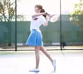 员工拿着小道具拍照