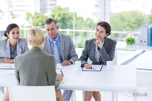 李明参加面试的情景