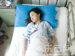 演员躺在病床上虚弱的样子