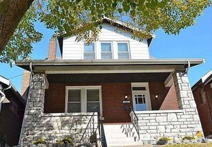 房东查看房屋设施